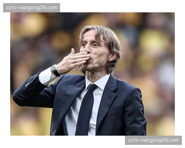 终场哨响瞬间：莫德里奇伯纳乌掩面，皇马欧冠卫冕之路终结